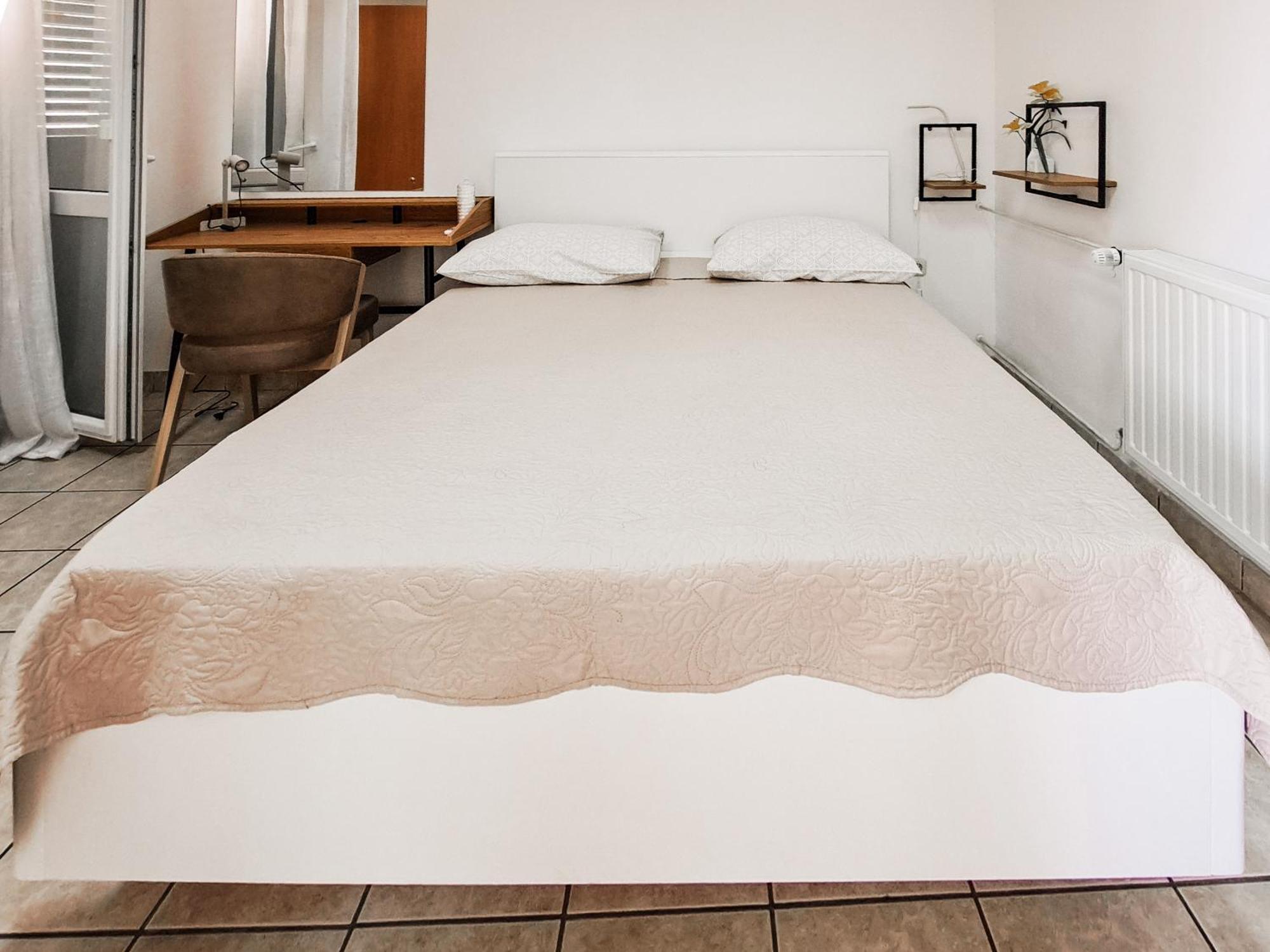 Apartment 6